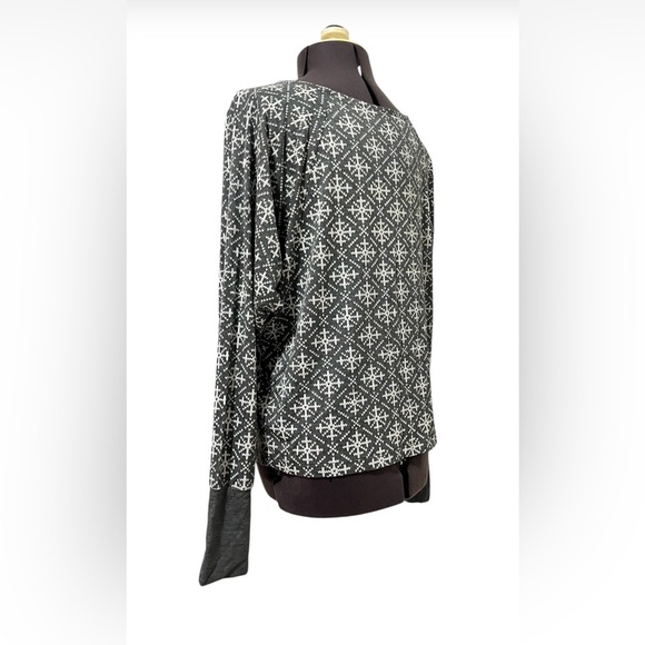 Love by GAP Gray/White Snowflake Patterned Pajama Top Size S - Picture 4 of 10